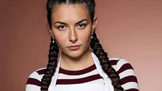 Μαρία Λαζαρίδου η αλτρουίστρια | Η όμορφη μαγείρισσα του "MasterChef" "παραδίδει" μαθήματα girl power κι εμείς τη χειροκροτούμε