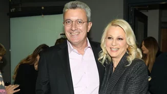 Nίκος Χατζηνικολάου & Κρίστη Τσολακάκη | Αγκαλιασμένοι σε θεατρική βραδιά