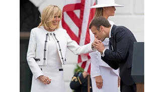 Emmanuel & Brigitte Macron: 14 χρόνια μαζί | Οι φωτογραφίες με τις πιο τρυφερές στιγμές του ζευγαριού