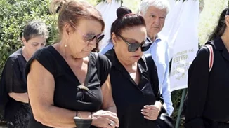 Υποβασταζόμενη η Μίρκα Παπακωνσταντίνου στην κηδεία του Δάνη Κατρανίδη