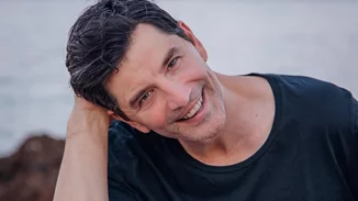 "Δαμάζει τα κύματα" ο Σάκης Ρουβάς | Το νέο video από τις καλοκαιρινές του διακοπές