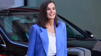 Χωρίς πινακίδες το πολυτελές όχημα που οδηγούν ο βασιλιάς Felipe και η βασίλισσα Letizia