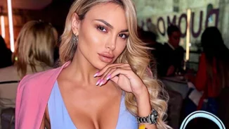 Η Αλεξάνδρα Παναγιώταρου στην αγκαλιά του συντρόφου της στην Κεφαλονιά