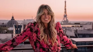 Η Βάσια Κωσταρά φόρεσε τη φούστα που βλέπουμε παντού στο Instagram και είναι must have για την άνοιξη