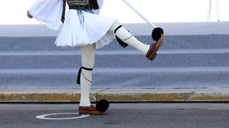 Στρατιωτική παρέλαση στο Σύνταγμα | Φάλαγγες και έφιπποι - F-16, Rafale και Voyager πετούν στον αττικό ουρανό