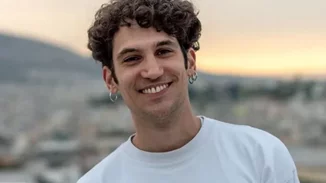 Απίστευτη φυσική κατάσταση | Ο Ορέστης Χαλκιάς κάνει flip και έλξεις στο μονόζυγο (χωρίς μπλούζα)