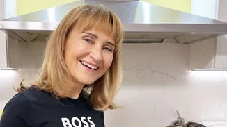 Μάρα Ζαχαρέα | Casual ντυμένη φτιάχνει μουσακά στο σπίτι της