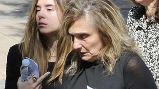 Συντετριμμένες η σύζυγος και η κόρη του Γιάννη Ιωαννίδη στο τελευταίο αντίο