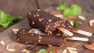 Ο γλυκός "πειρασμός" του καλοκαιριού μπορεί να είναι light | Το απόλυτο παγωτό ξυλάκι με γιαούρτι που δεν ήξερες ότι χρειάζεσαι