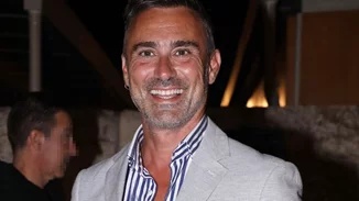 Ο Γιώργος Καπουτζίδης στο σπίτι του στην Αίγινα | "Μου αρέσει εδώ που ζω"