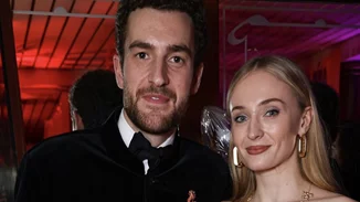 Το τεράστιο διαμαντένιο δαχτυλίδι της Sophie Turner πυροδοτεί φήμες για αρραβώνα με τον Peregrine Pearson