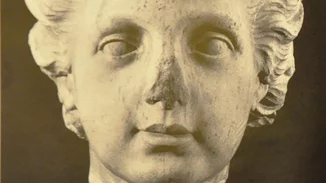 Κ. Πασχαλίδης | Η άγνωστη "μαρμάρινη κεφαλή παιδιού από τις στάχτες της Σμύρνης" εικονοποιεί τα ανήλικα θύματα που δεν βρέθηκαν ποτέ