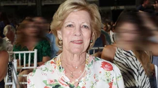 Σπάνιο κλικ της Άννας Μαρίας | Με floral headpiece στα μαλλιά και παραδοσιακή στολή