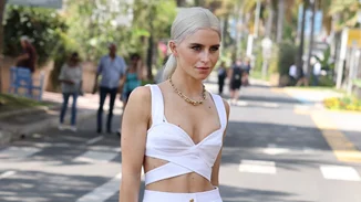 10 φορέματα που θυμίζουν διακοπές σε ελληνικό νησί και θα βρεις στη Zara με έκπτωση