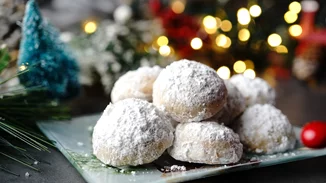 Γρήγοροι και αφράτοι κουραμπιέδες χωρίς μίξερ | Η πιο απλή συνταγή του Άκη Πετρετζίκη