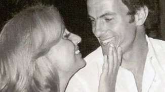 Ο θρυλικός γάμος του Μίμη Δομάζου και της Βίκυς Μοσχολιού - Οι 7.000 μπομπονιέρες και η βέρα που χάθηκε