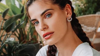 Χριστίνα Μπόμπα | Με ροζ μίνι σορτσάκι και casual look σε πρόσφατη έξοδό της