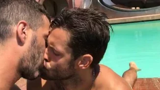 "H τσάντα μου δεν σε θέλει. Μακάρι να ήξερες πόσοι γκέι δουλεύουν για εμένα"