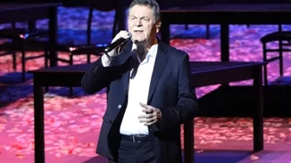 Ο Άγγελος Διονυσίου έκανε πρεμιέρα στο "Παλλάς" με την κούκλα κόρη του στο πλευρό του!