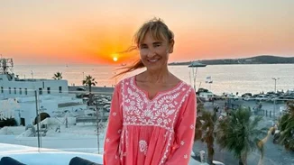 Δροσερές βουτιές στη θάλασσα για τη Μάρα Ζαχαρέα | Το πεντικιούρ της είναι τάση