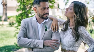 Στον γάμο της Βάσως Λασκαράκη και του Λευτέρη Σουλτάτου | Η λευκή τριώροφη τούρτα του ονείρου που επέλεξαν