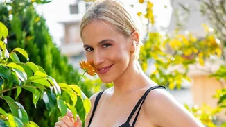 Ανανεωμένη η Νάντια Μπουλέ με το κούρεμα που δίνει όγκο στα λεπτά μαλλιά