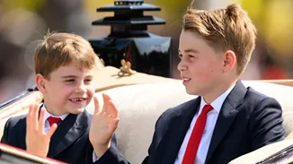 Η χειρονομία του πρίγκιπα George στον πρίγκιπα Louis στο μπαλκόνι του παλατιού γίνεται viral