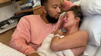 "Η μαμά και ο μπαμπάς θα σε αγαπούν πάντα" | Το συγκινητικό μήνυμα της Chrissy Teigen