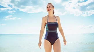 Τα κομψά ολόσωμα μαγιό από τη Marks & Spencer που θα επέλεγε μία fashion lover