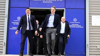 Σε στενωπό μεταξύ σεισμών και Τεμπών η κυβέρνηση | Επίσκεψη Μητσοτάκη στη Σαντορίνη, "παγώνει" ο ανασχηματισμός