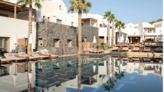 Radisson Blu Zaffron Resort | Το κυκλαδίτικης φιλοσοφίας resort που μάς οδηγεί (και) φέτος στη Σαντορίνη