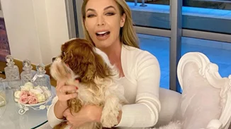 Τατιάνα Στεφανίδου | Ποζάρει με τον σκύλο της στο πολυτελές σπίτι της