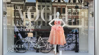 Έκθεση στο Λονδίνο εξερευνά την ιστορία της επίδειξης μόδας μέσα από τα αρχεία της Vogue