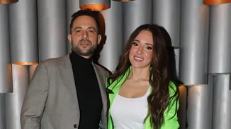 Η Καλομοίρα Σαράντη και ο Γιώργος Μπούσαλης διασκέδασαν στη Δέσποινα Βανδή | Το κοστούμι σε πράσινο neon με παγιέτες που έκλεψε τις εντυπώσεις