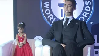 Το πιο ανατρεπτικό δίδυμο | Ο πιο ψηλός άντρας και ο πιο κοντή γυναίκα του κόσμου φωτογραφίζονται ξανά μαζί