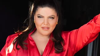 Η Δανάη Μπάρκα με το τζιν φόρεμα από τη Marks&Spencer που είναι τέλειο για την άνοιξη