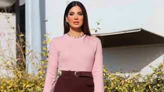 Η Σταματίνα Τσιμτσιλή φόρεσε την άκρως κολακευτική μπορντό σατέν φούστα από τη Zara