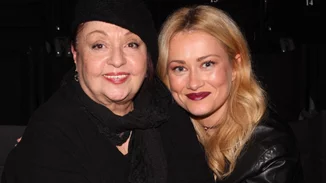 "Η Μίρκα μου" | Η Ιωάννα Ασημακοπούλου μάς βάζει στα γυρίσματα της σειράς το "Σόι σου"