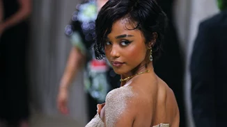 Met Gala 2024 | To φόρεμα από άμμο της Tyla που απαιτούσε να τη μετακινήσουν στο χαλί τέσσερις άνθρωποι