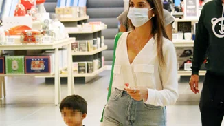 Σταματίνα Τσιμτσιλή | Για ψώνια με τον τριών ετών γιο της με μίνι σορτσάκι