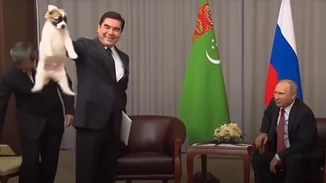 Κάποιος να μάθει στον Πρόεδρο του Τουρκμενιστάν πώς κρατάμε σωστά ένα κουτάβι
