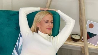 Νάντια Μπουλέ | Γυμνάζεται στο στολισμένο σαλόνι της και θυμίζει σε κάθε γυναίκα τη σημασία του self-love