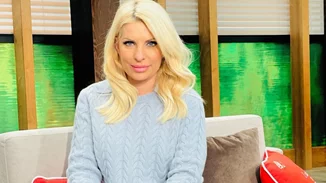 Η Ελένη Μενεγάκη προτείνει τον πιο ανοιξιάτικο τρόπο για να φορέσεις το λευκό παντελόνι