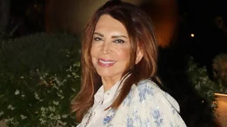 Η Μιμή Ντενίση με το απόλυτο look γάμου για γυναίκες άνω των 60