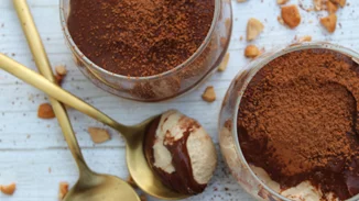 Το παραμυθένιο τιραμισού για δύο του Άκη Πετρετζίκη | Έτοιμο σε 10 μόλις λεπτά