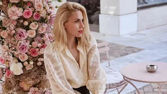 "Σαν νεράιδα στη βάφτιση του γιου της" | Η Μαντώ Γαστεράτου αγκαλιά με τον νεοφώτιστο Χρήστο