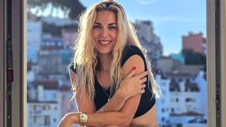 Η Μαντώ Γαστεράτου με pearl nails, το νέο hot trend της σεζόν