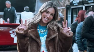 Η Αθηνά Οικονομάκου χαϊδεύει τη φουσκωμένη κοιλίτσα της