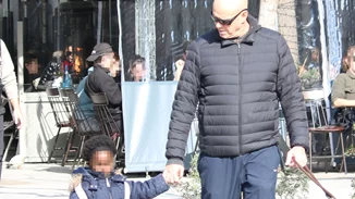 Τζώνη Καλημέρης | Βόλτα με την κόρη του, Ada, στο κέντρο της Αθήνας