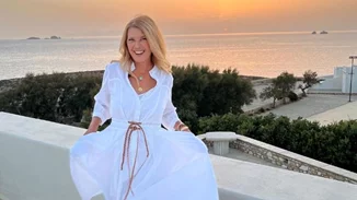 Η Σοφία Αλιμπέρτη στην Κέρκυρα | Με ρομαντικό στιλ και το αξεσουάρ στα μαλλιά που δεν αποχωριζόμαστε